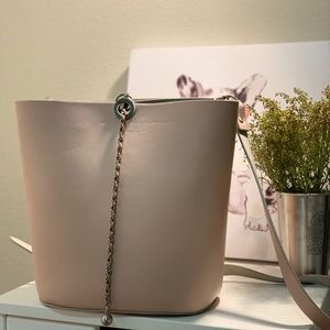 Crossbody bucket bag with chain detail